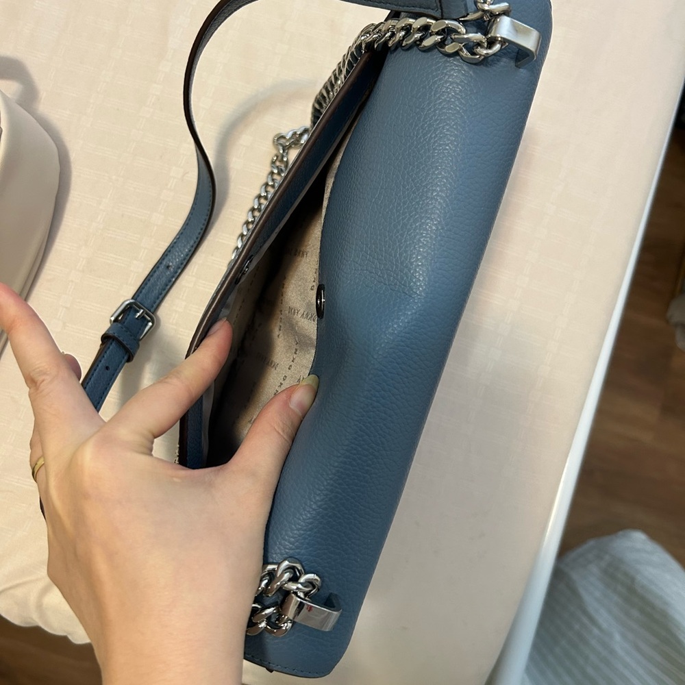 🩵DKNY Blue Leather Crossbody Bag with Chain Strap ECU - Picture 7 of 9